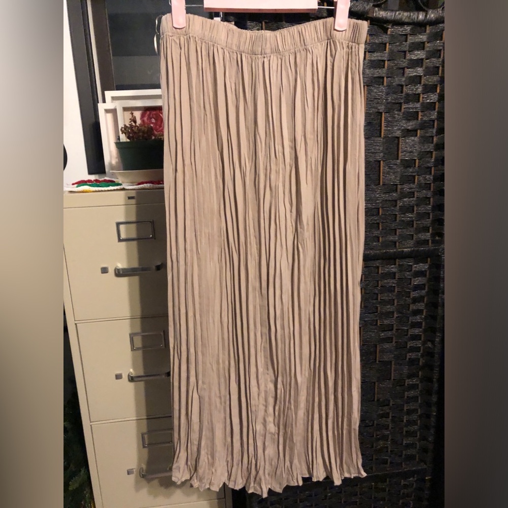 Elegant Tan Pleated Skirt
Brand:  Devoted
Size M